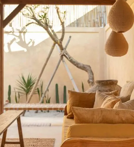 Sol - Lovely Mediterranean Style 3br W/pool. *