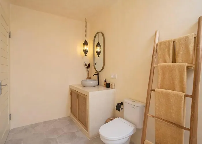 Sol - Lovely Mediterranean Style 3br W/pool. *