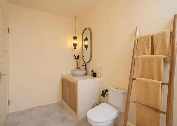 Sol - Lovely Mediterranean Style 3br W/pool. 别墅 *